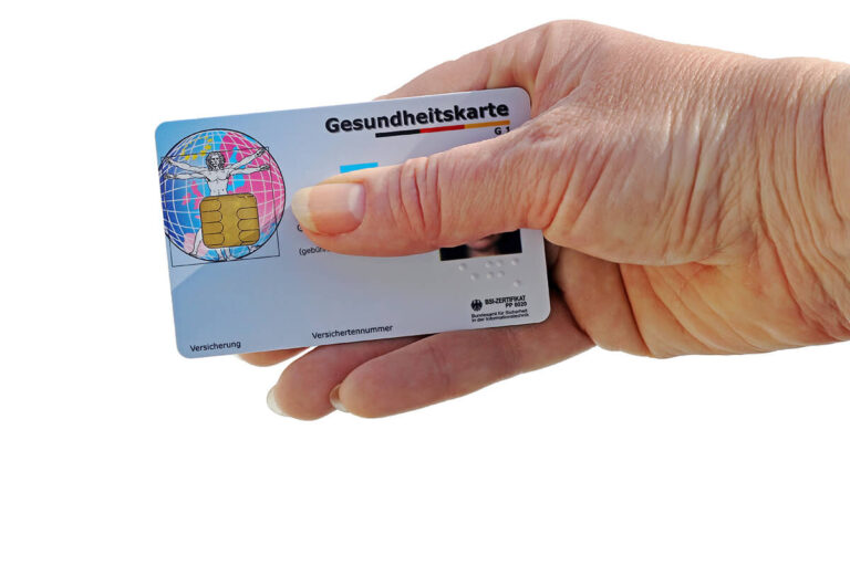 Hand hält die deutsche Gesundheitskarte für das deutsche Krankenkassensystem