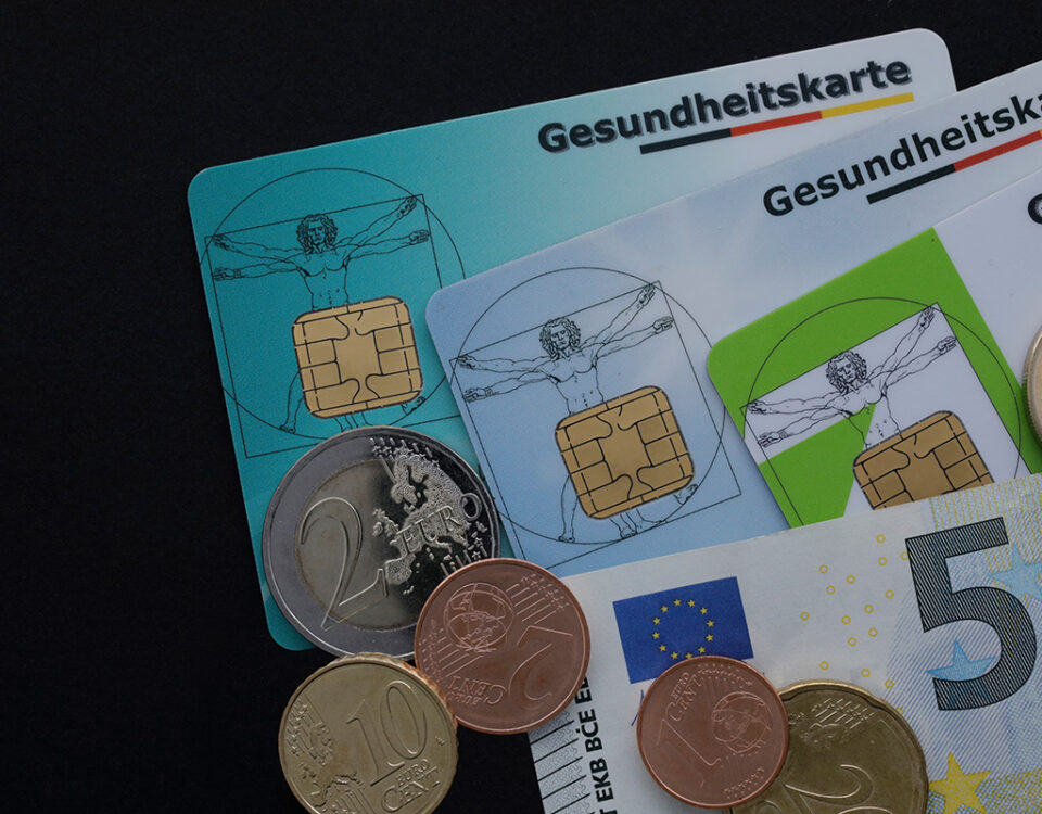 Abrechnungsdienstleister bieten eine effiziente Möglichkeit mit den deutschen Krankenkassen abzurechnen - hier stilisiert durch Gesundheitskarte und Geld in Euroscheinen und Münzen